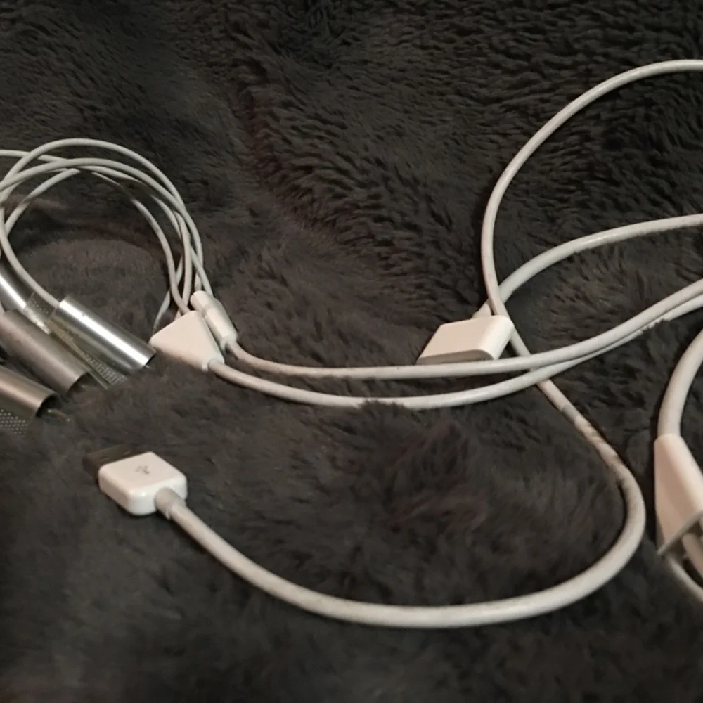 Apple AV Composite Video to TV-RCA Cable USB for Apple iPad 1 iPad 2 iPhone iPod
